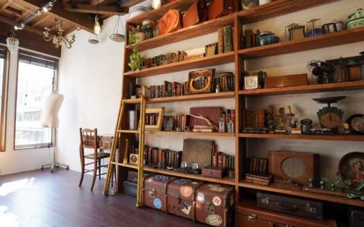 アンティークの小物が充実 格安ハウススタジオ|Unikk