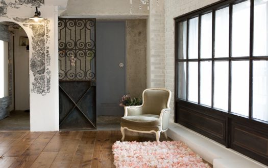 洗練されたインテリアと柔らかな光の中で撮影を|Beyond Biyori