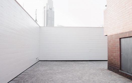 都内でも貴重な広大な屋上で撮影できるスタジオ|THE ROOF