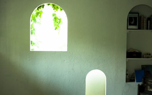 洗練されたインテリアと柔らかな光の中で撮影を|Beyond Biyori