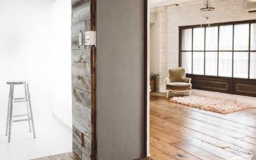 洗練されたインテリアと柔らかな光の中で撮影を|Beyond Biyori