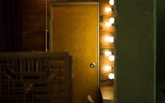 洗練されたインテリアと柔らかな光の中で撮影を|Beyond Biyori