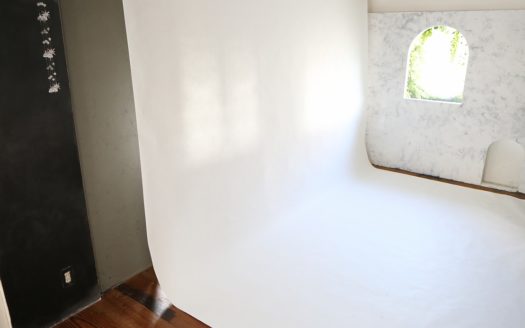 洗練されたインテリアと柔らかな光の中で撮影を|Beyond Biyori