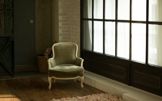 洗練されたインテリアと柔らかな光の中で撮影を|Beyond Biyori