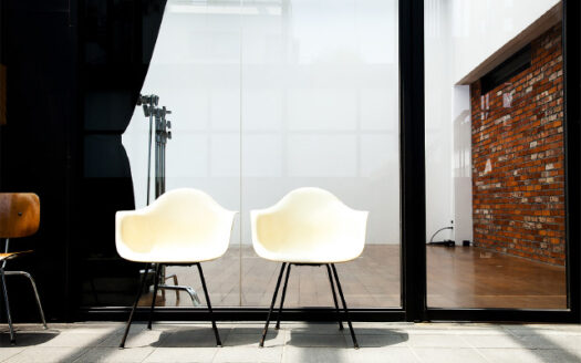 7mの格子窓 NYのペントハウス風ハウススタジオ|ROSE STUDIO