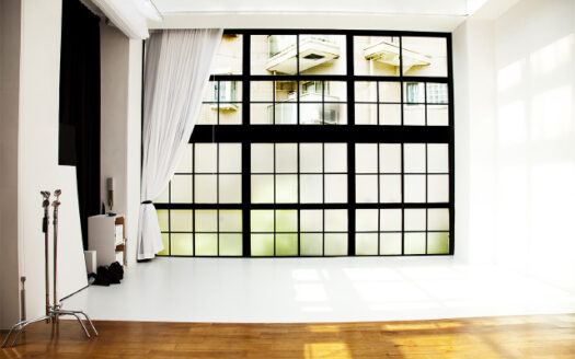 7mの格子窓 NYのペントハウス風ハウススタジオ|ROSE STUDIO