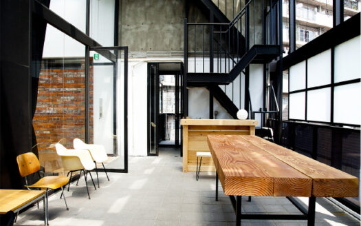 7mの格子窓 NYのペントハウス風ハウススタジオ|ROSE STUDIO