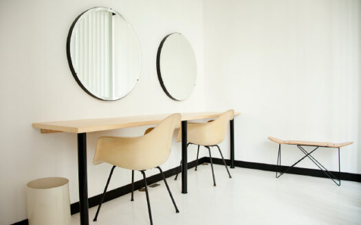 7mの格子窓 NYのペントハウス風ハウススタジオ|ROSE STUDIO