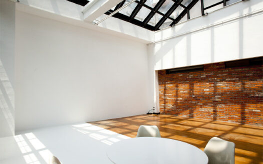 7mの格子窓 NYのペントハウス風ハウススタジオ|ROSE STUDIO